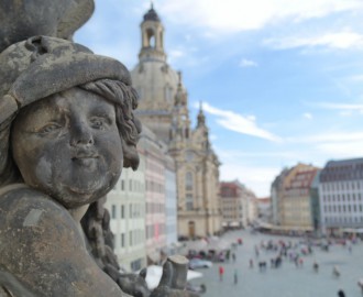 Dresden: Figur am Verkehrshistorischen Museum mit Frauenkirche