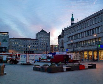 Halle: Markt mit Kaufhof, Stadthaus und Thalia-Buchhandlung
